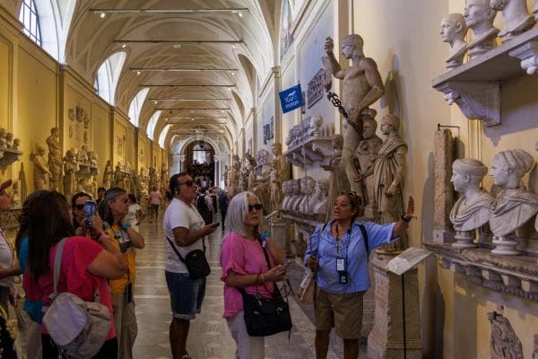 Gruppo che sta visitando una delle sale dei Musei Vaticani