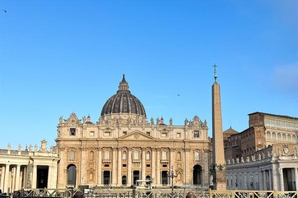 Vista di Piazza San Pietro con Colonnato e Basilica