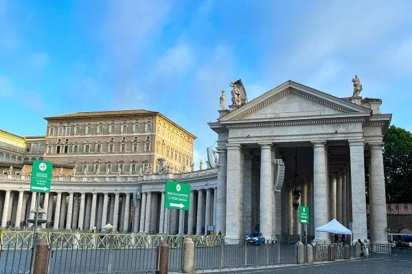 Dettaglio del colonnato di Piazza San Pietro e Palazzo Apostolico