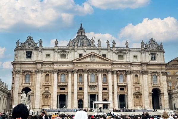 Vista della facciata della Basilica di San Pietro e Obelisco Vaticano