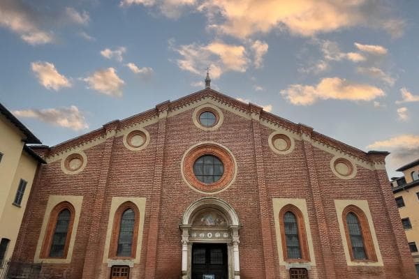 Facciata esterna in mattoni della chiesa di Santa Maria delle Grazie