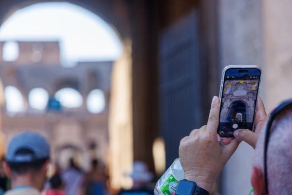 Turista immortala uno scorcio del Colosseo