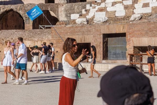 Guida esperta Tourismotion che accompagna un gruppo all'interno del Colosseo