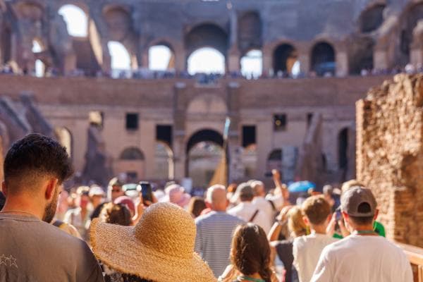 Gruppo di turisti entra al Colosseo per una visita guidata
