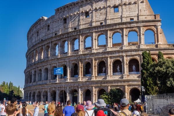 Gruppo di turisti accompagnati da una guida Tourismotion alla visita del Colosseo