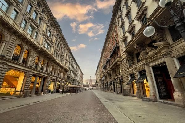 Via Dante a Milano con il Castello Sforzesco sullo sfondo
