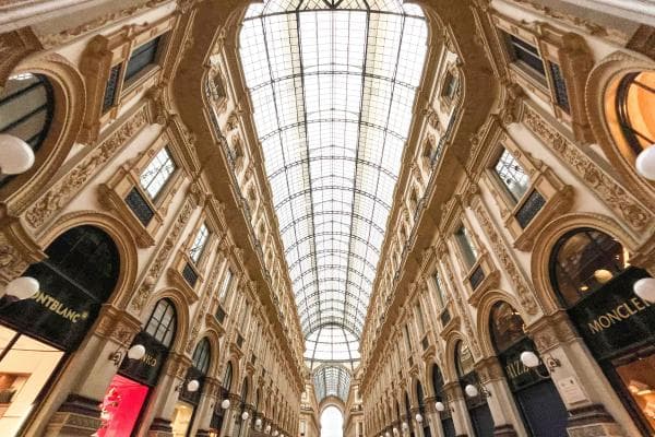 Interno della Galleria Vittorio Emanuele II a Milano con copertura in vetro