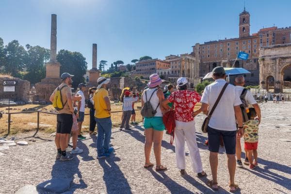 Gruppo Tourismotion ascolta la guida che racconta la storia del Foro Romano