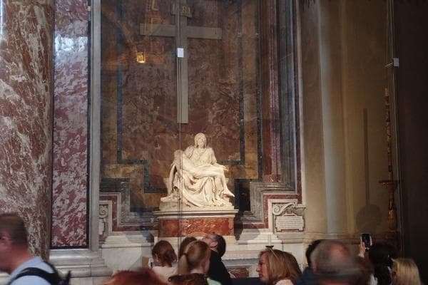 La celebre Pietà di Michelangelo all'interno della Basilica di San Pietro
