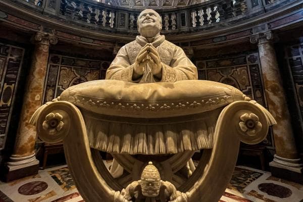 Statua orante di Papa Pio IX situata nella cripta della Basilica di Santa Maria Maggiore