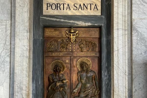 Porta Santa della Basilica di Santa Maria Maggiore con opera in bronzo raffigurante Cristo Risorto che appare alla Vergine Maria