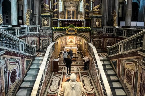 High Altar with the sculpture of Pope Pius IX kneeling in the Basilica of Santa Maria Maggiore