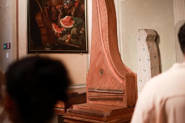 Pianoforte verticale con una struttura che ricorda quella di un armadio ubicato nella Galleria dell'Accademia