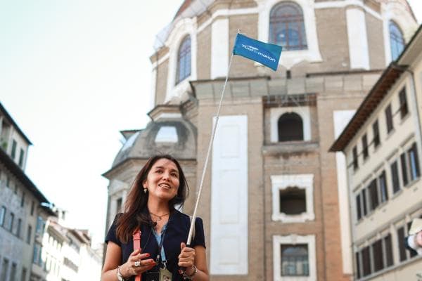 Guida Tourismotion accompagna ub gruppo di turisti per le vie di Firenze