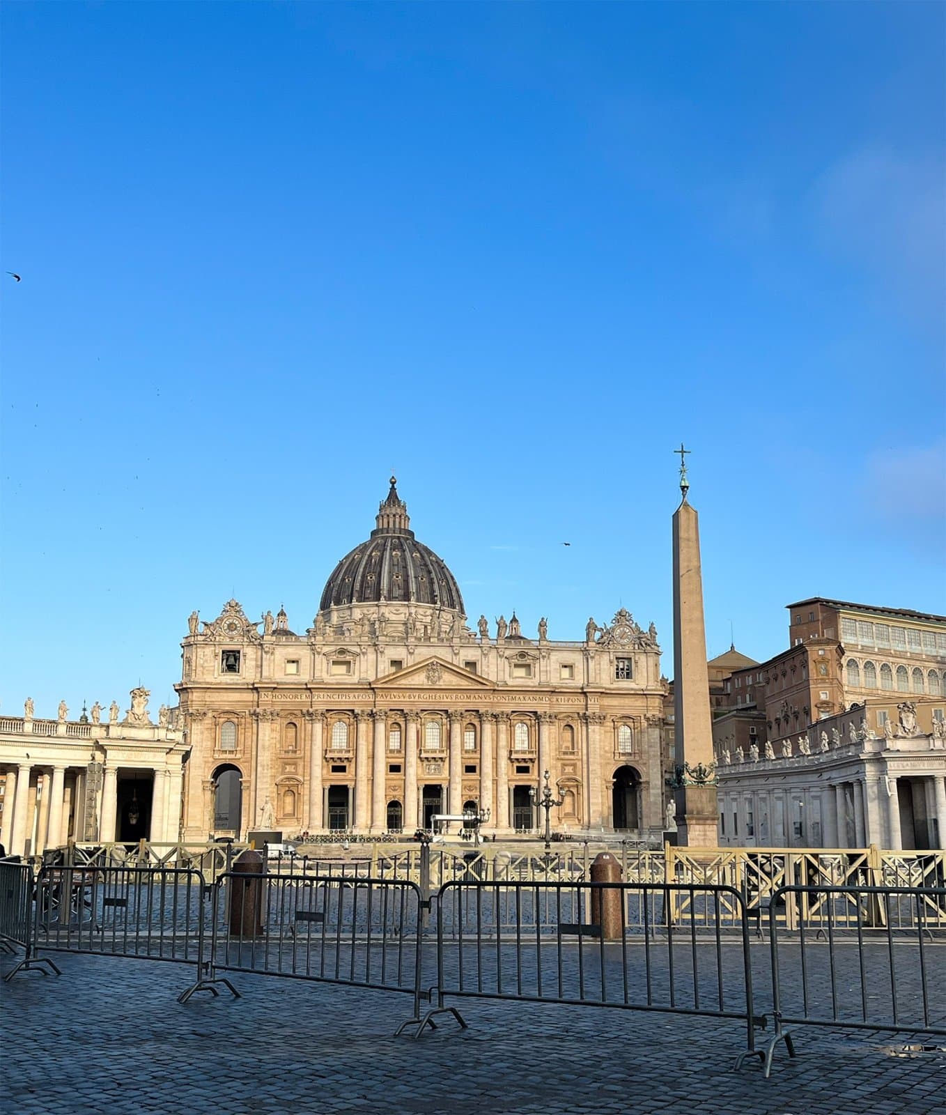 Vista di Piazza San Pietro con Colonnato e Basilica