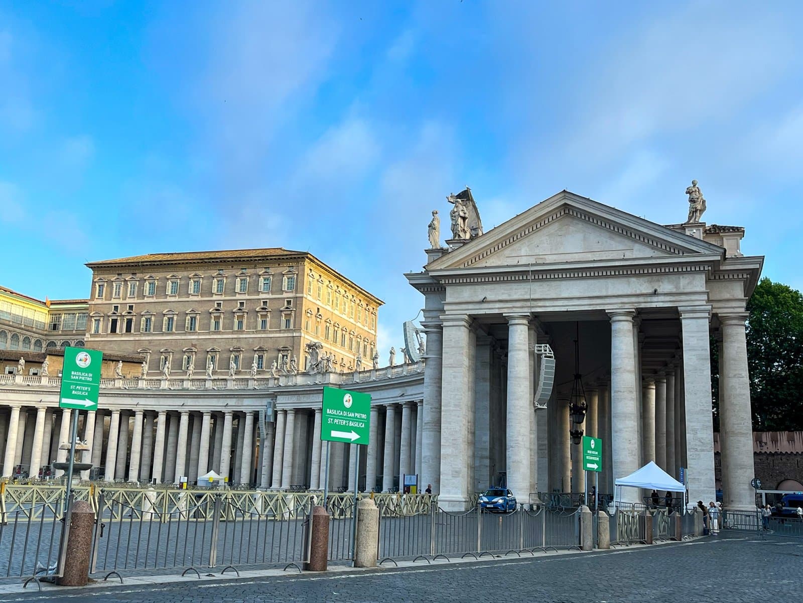 Detalle del colonnato de la Plaza de San Pedro y el Palacio Apostólico