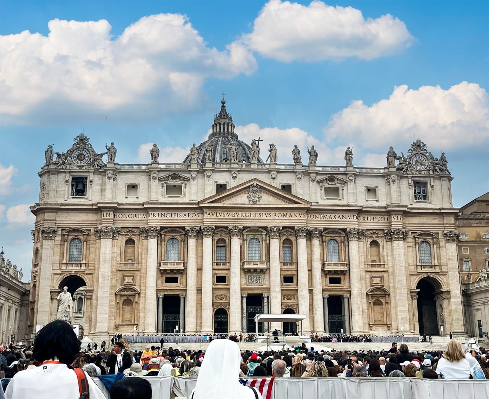 Vista de la fachada de la Basílica de San Pedro y el Obelisco Vaticano