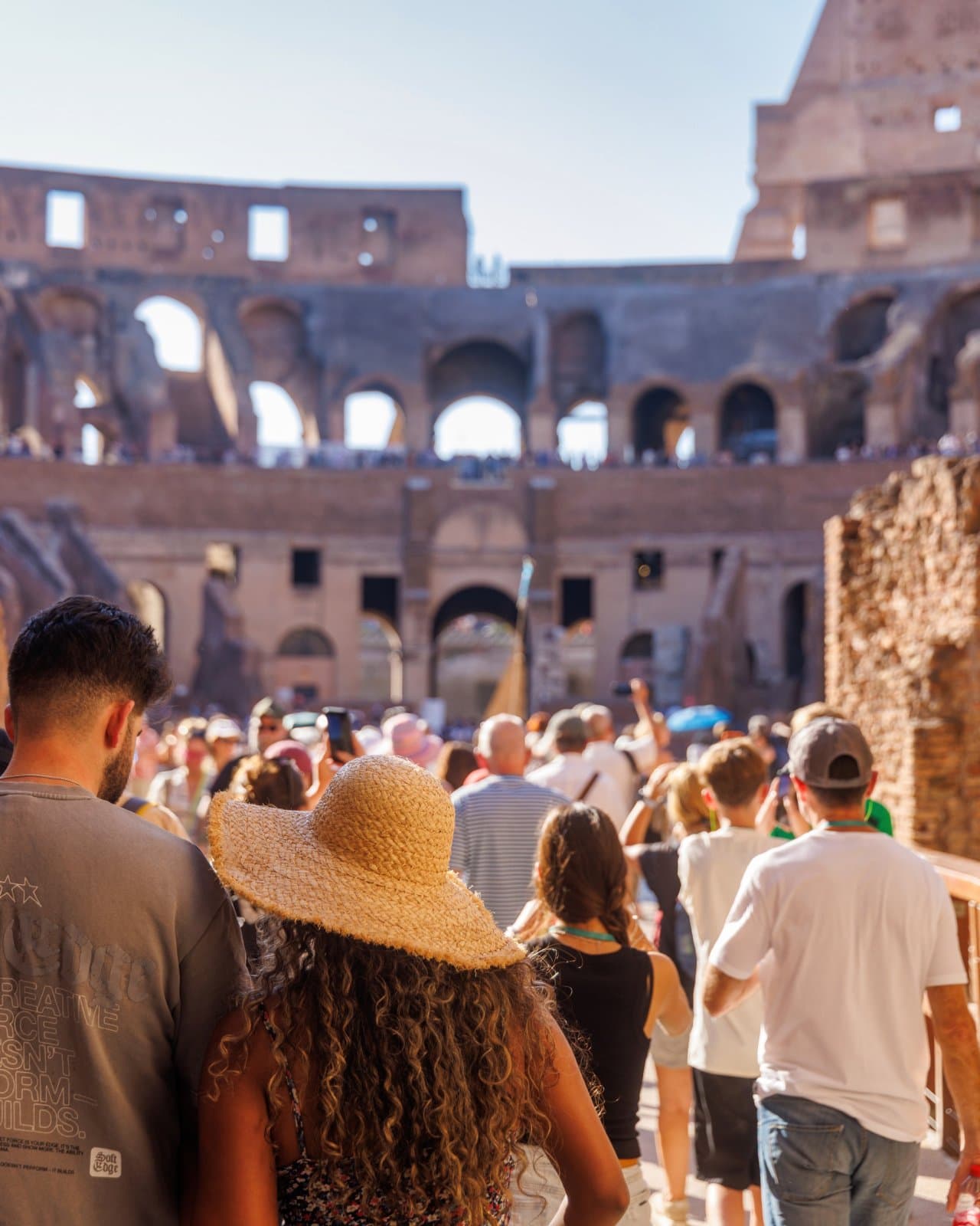 Grupo de turistas entra al Coliseo para una visita guiada
