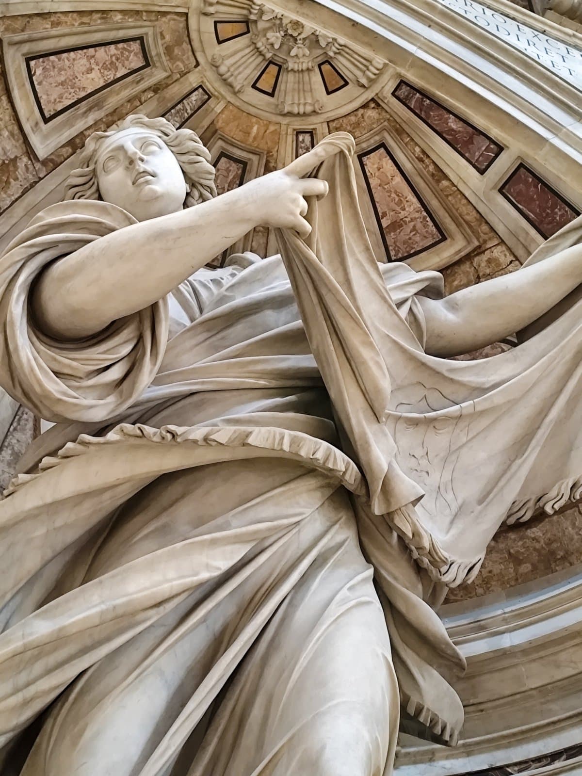 Estatua de Santa Verónica de Francesco Mochi en la cúpula de la Basílica de San Pedro en el Vaticano
