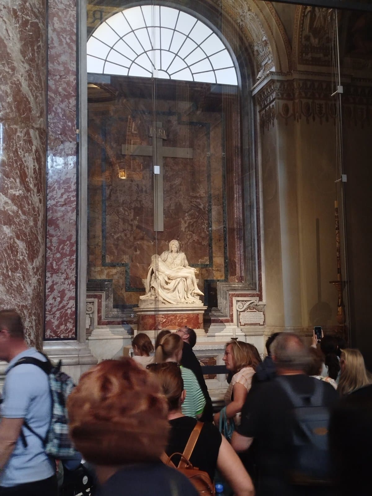 La célebre Piedad de Miguel Ángel en el interior de la Basílica de San Pedro