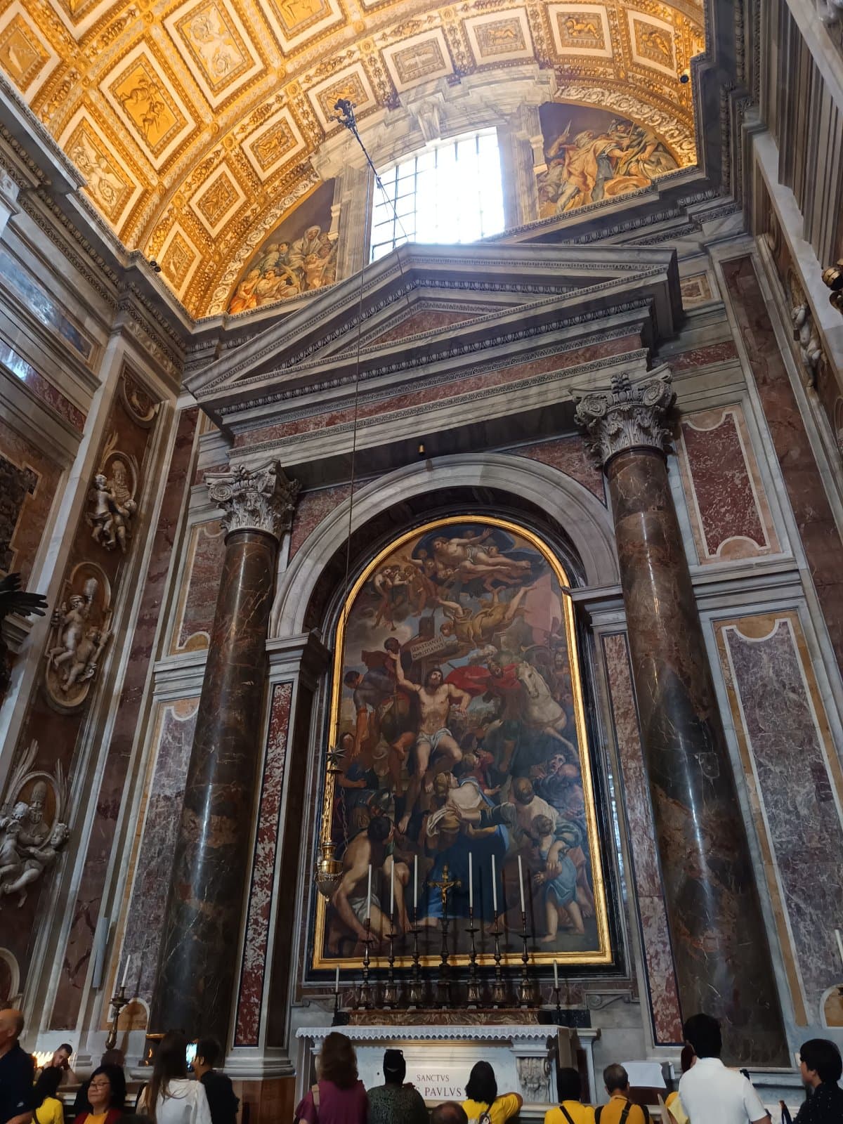 Altar de San Sebastián situado en la nave derecha de la Basílica de San Pedro en la Ciudad del Vaticano