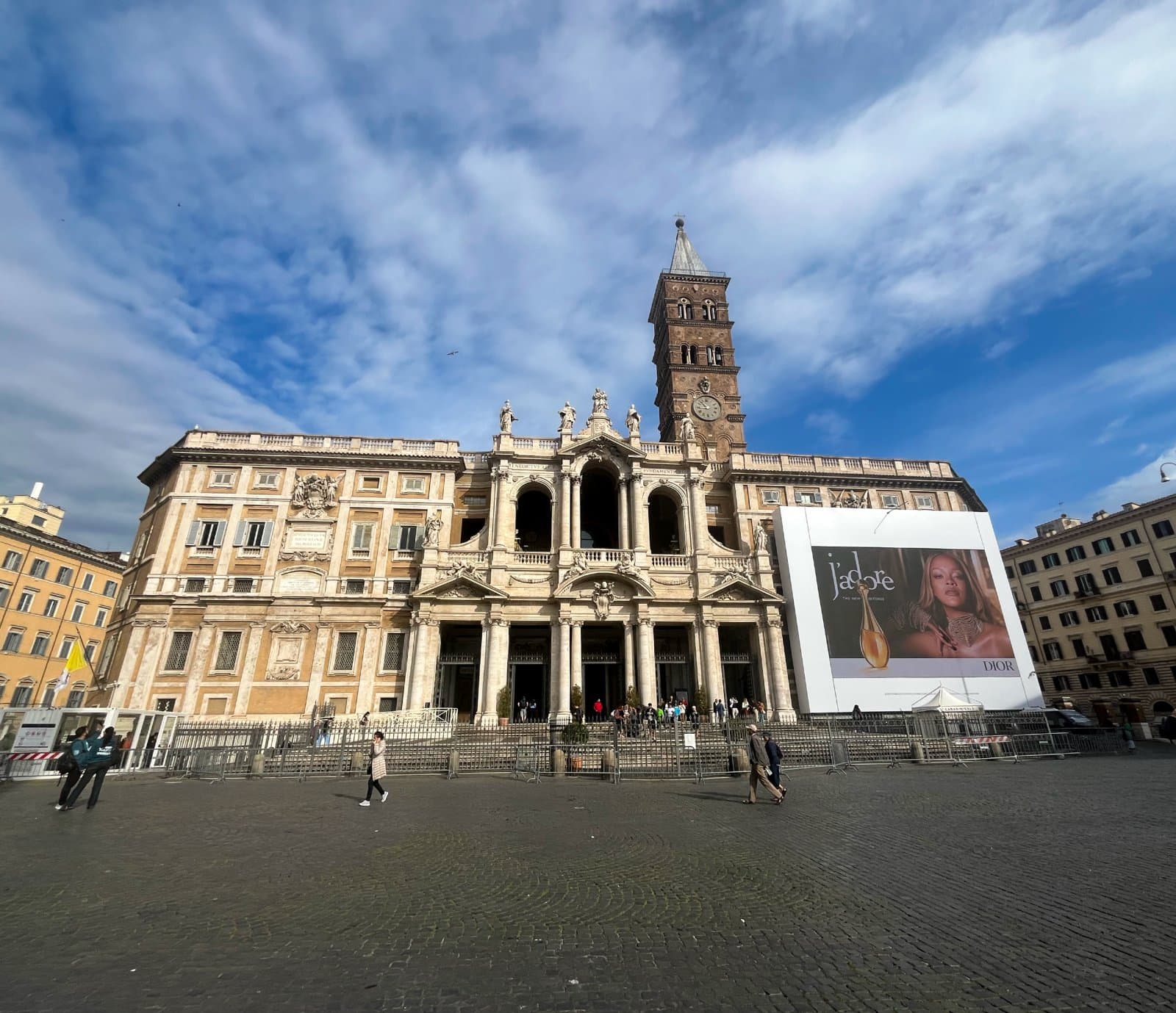 Fachada principal de la Basílica de Santa Maria Maggiore vista desde la plaza homónima