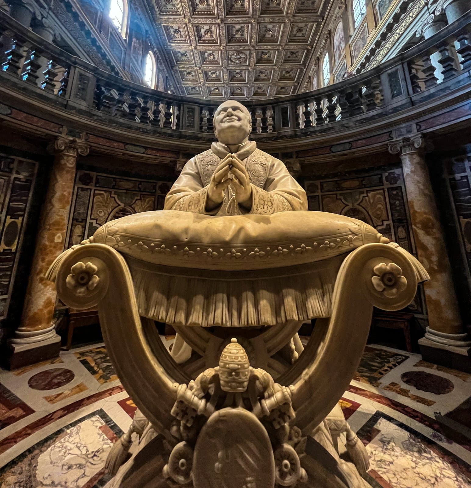 Estatua orante del Papa Pío IX situada en la cripta de la Basílica de Santa María la Mayor