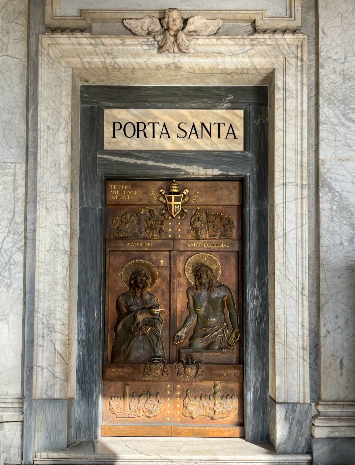 Puerta Santa de la Basílica de Santa María la Mayor con obra en bronce que representa a Cristo Resucitado apareciéndose a la Virgen María