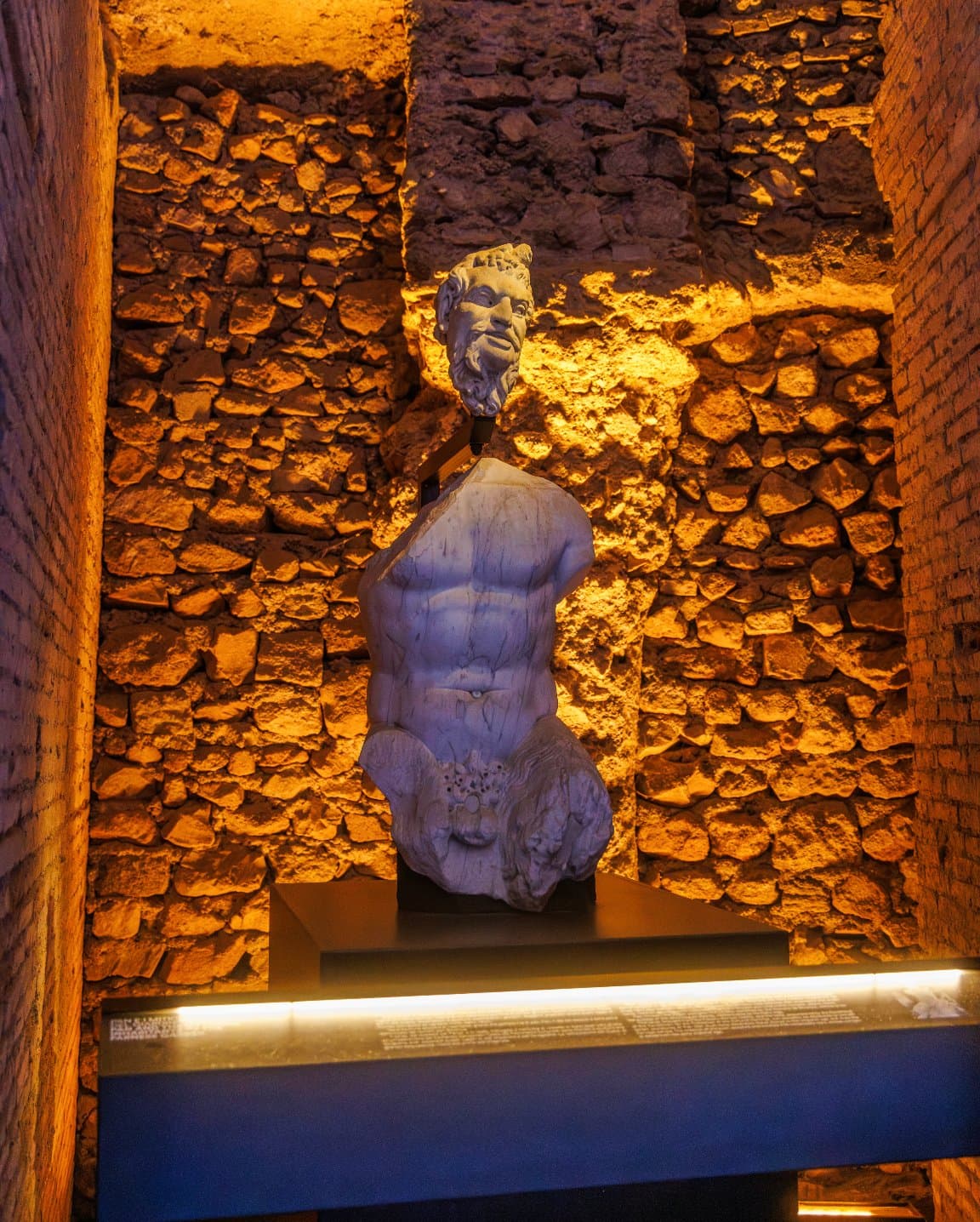Estatua antigua de mármol expuesta en el recorrido museístico del Coliseo