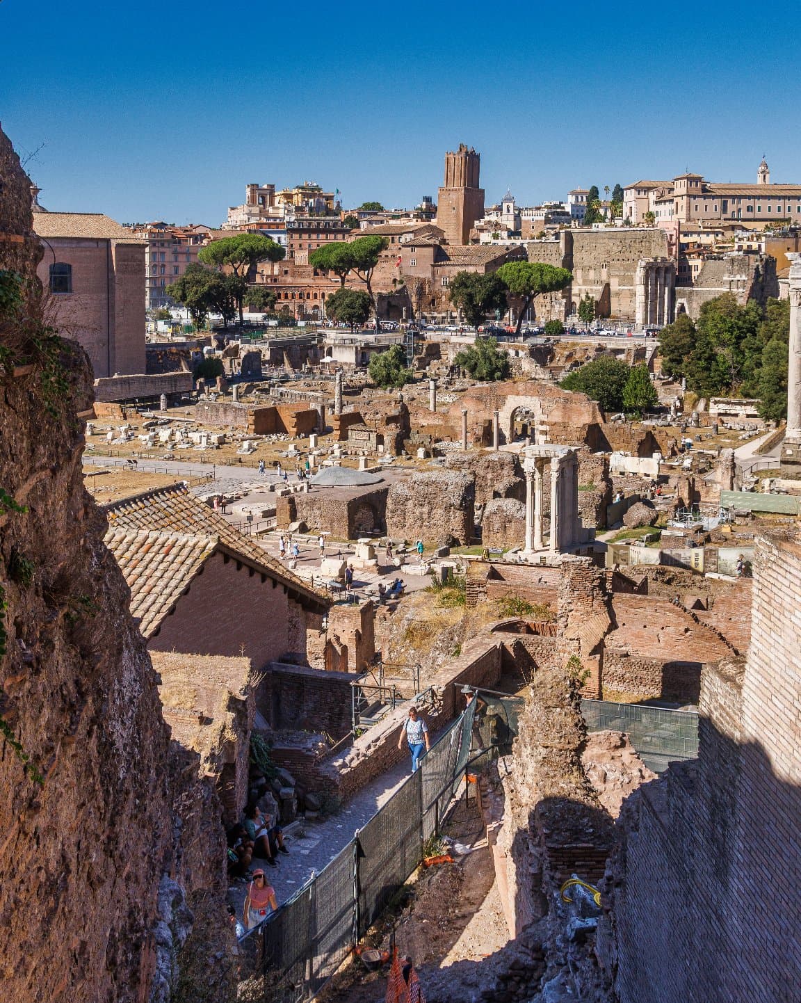 Vista panorámica de las ruinas del Foro Romano con la Torre de los Milicios